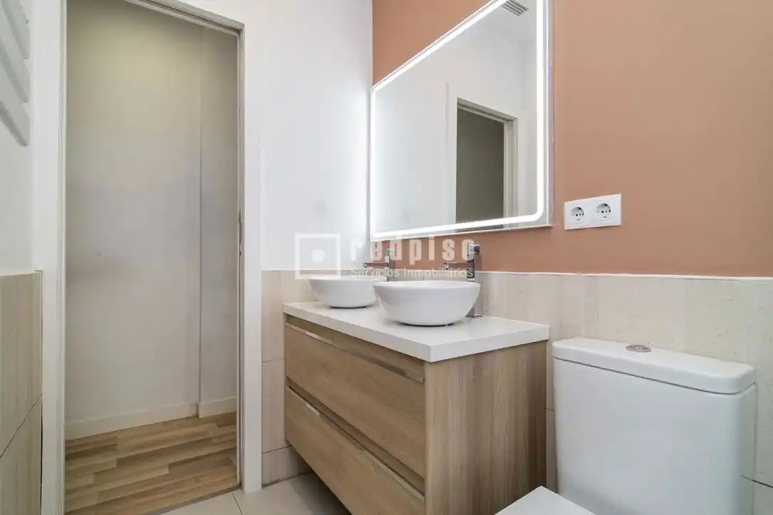 Bathroom of Flat for rent in Madrid  with Air Conditioner, Heating and Parquet flooring