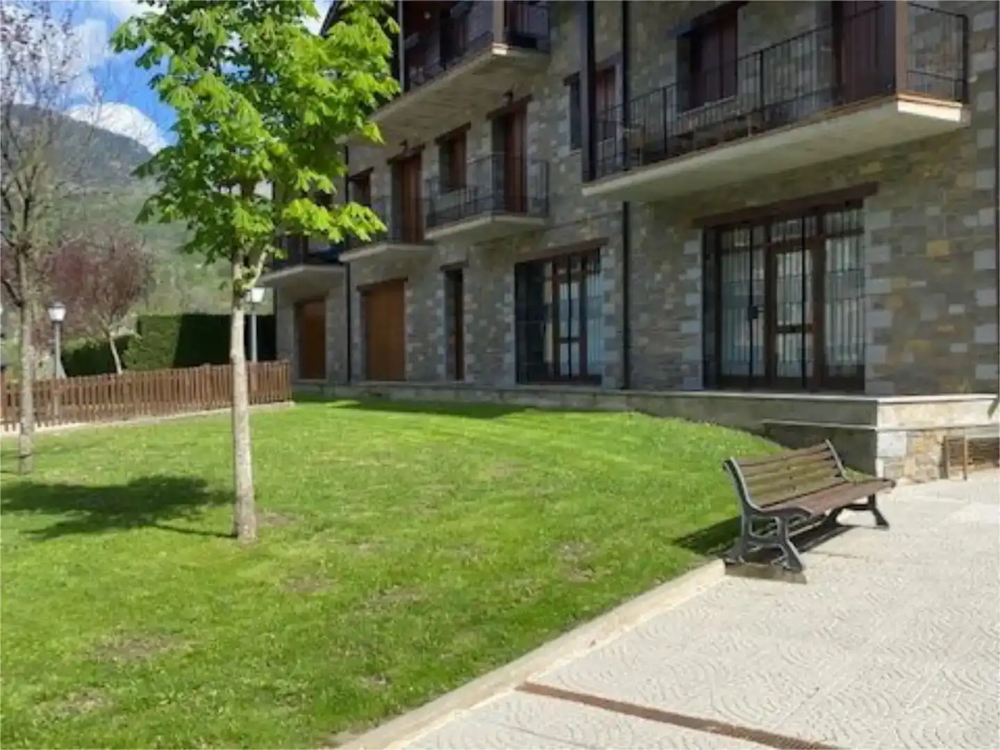 Terraza de Apartamento en venta en Benasque con Jardín privado, Piscina y Amueblado