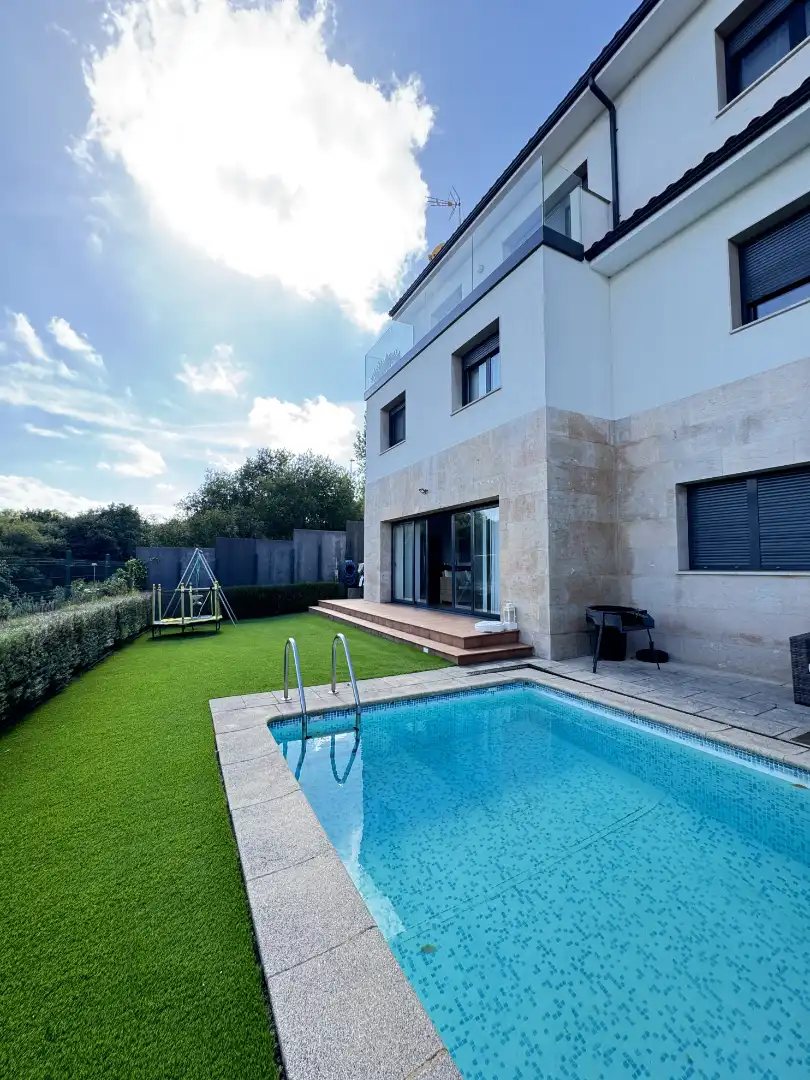 Piscina de Casa o xalet en venda en Avilés amb Calefacció, Jardí privat i Parquet