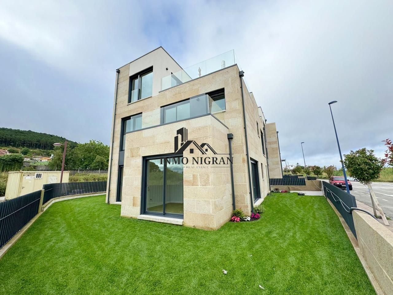 Vista exterior de Casa adosada en venda en Vigo  amb Jardí privat, Terrassa i Balcó