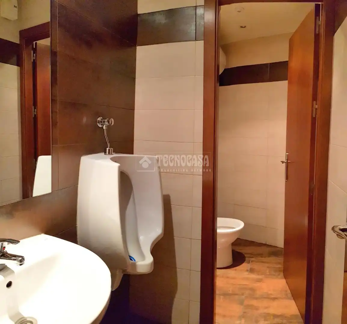 Bathroom of Commercial properties for sale in Fuenlabrada  with Air Conditioner and Alarm