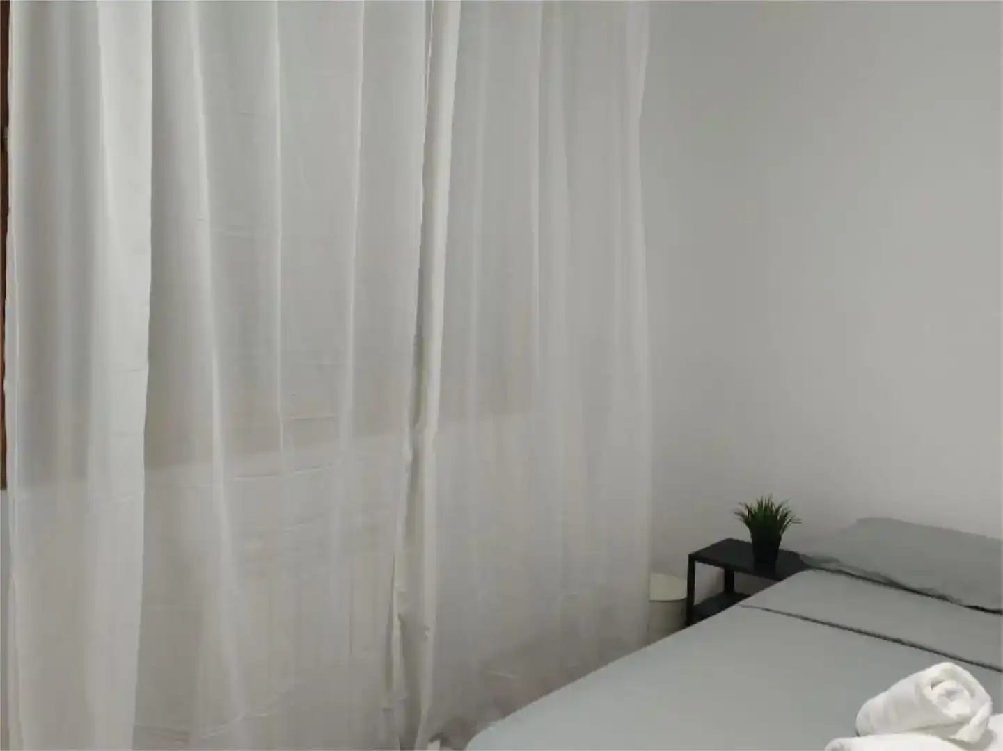 Bedroom of Houses for share in Zaragoza  with Private garden, Parquet flooring and Furnished