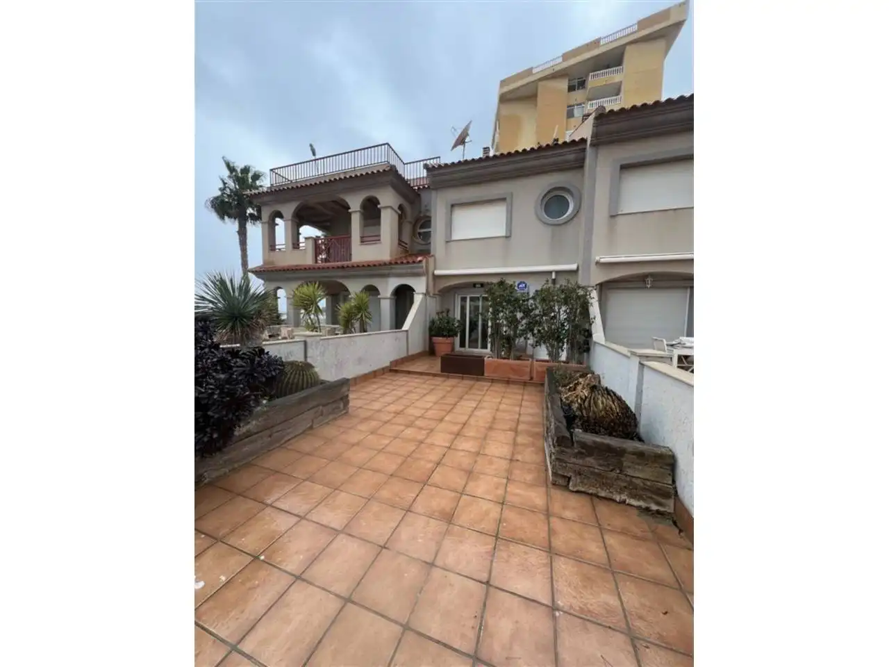 Vista exterior de Casa adosada en venda en La Manga del Mar Menor amb Aire condicionat, Terrassa i Moblat