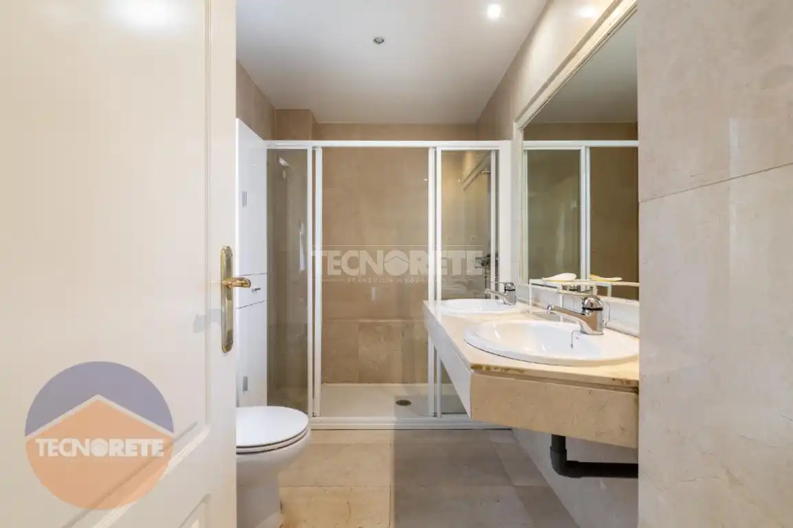 Baño de Piso en venta en Majadahonda con Aire acondicionado y Piscina comunitaria