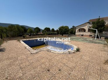 Detached house with balcony for sale in Batoi