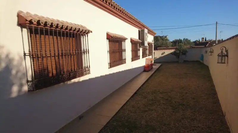 Vista exterior de Casa o xalet en venda en Chiclana de la Frontera amb Aire condicionat, Calefacció i Jardí privat