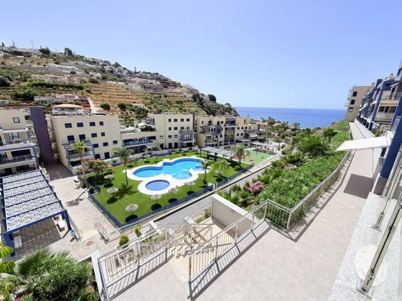 Vista exterior de Apartamento de alquiler en Almuñécar con Terraza y Piscina comunitaria