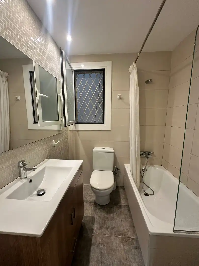 Baño de Piso de alquiler en Barcelona con Calefacción y Parquet