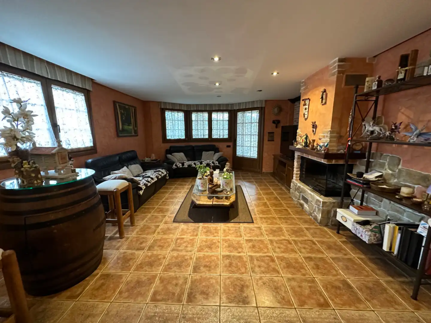 Sala d'estar de Casa o xalet en venda en Venta de Baños amb Calefacció, Jardí privat i Alarma