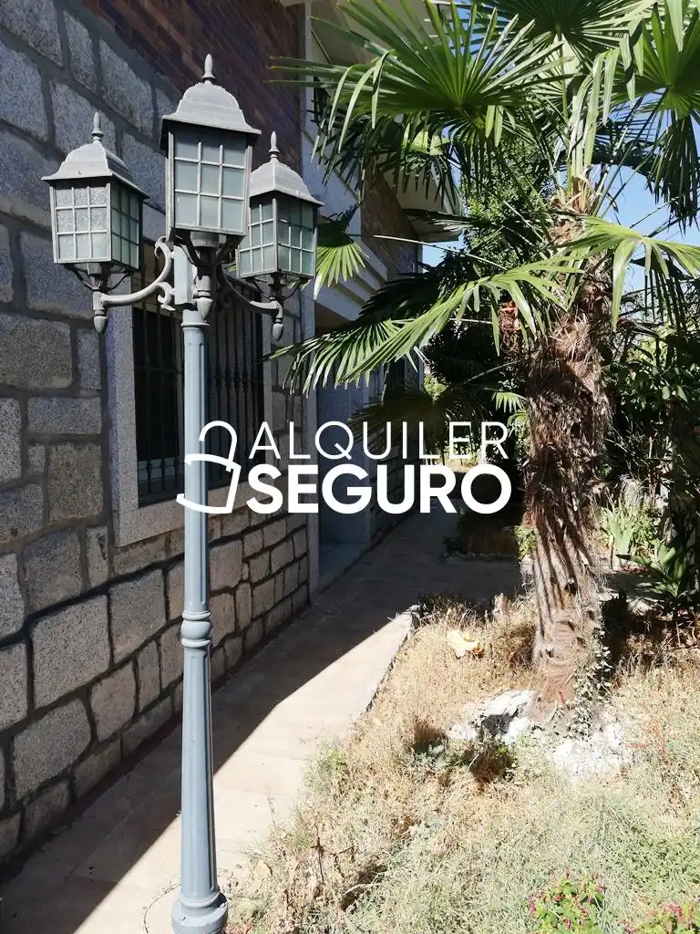 Vista exterior de Casa o chalet de alquiler en Colmenar Viejo con Calefacción, Terraza y Amueblado