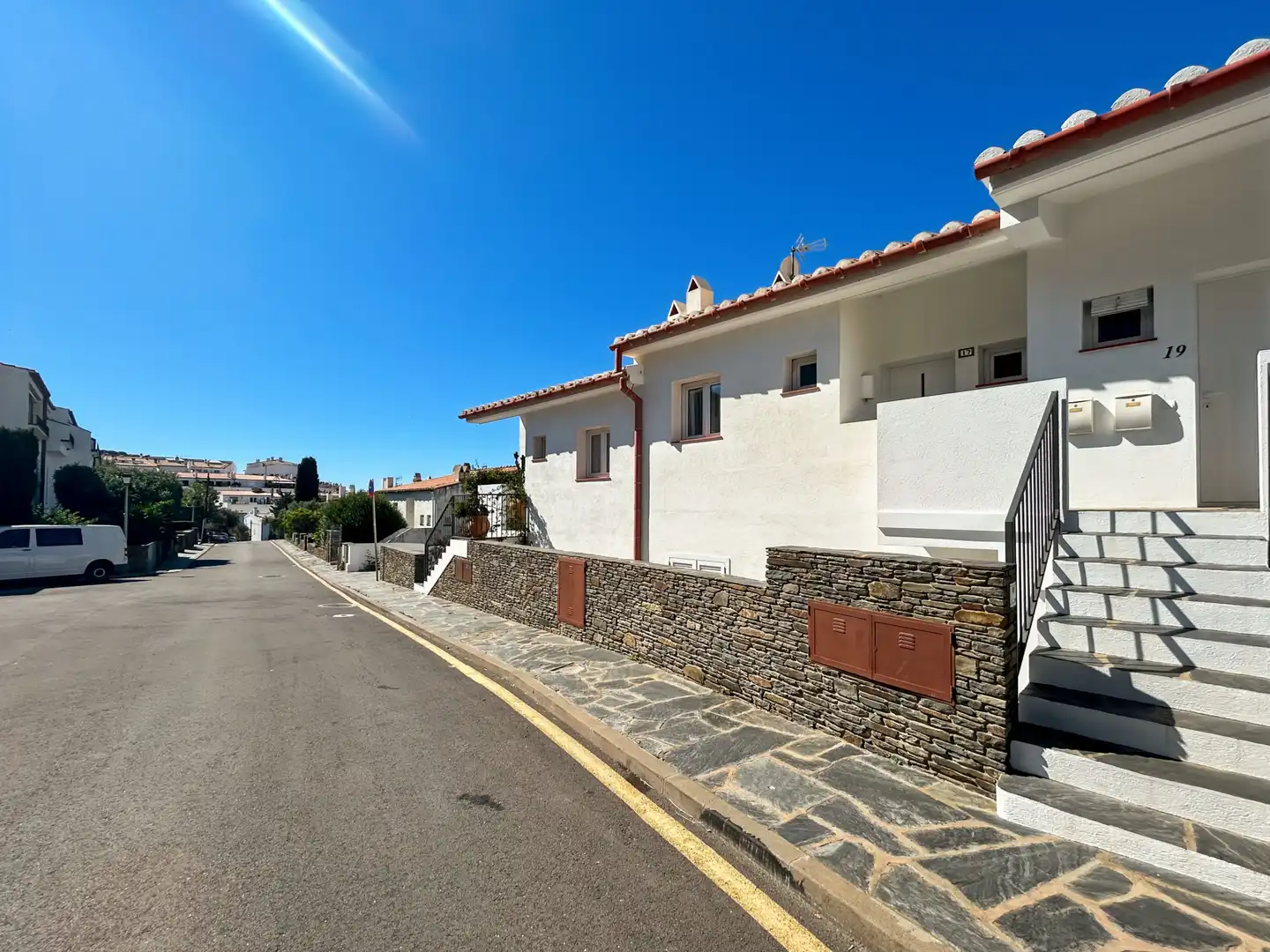 Außenansicht von Einfamilien-Reihenhaus zum Verkauf in Cadaqués mit Klimaanlage, Heizung und Terrasse