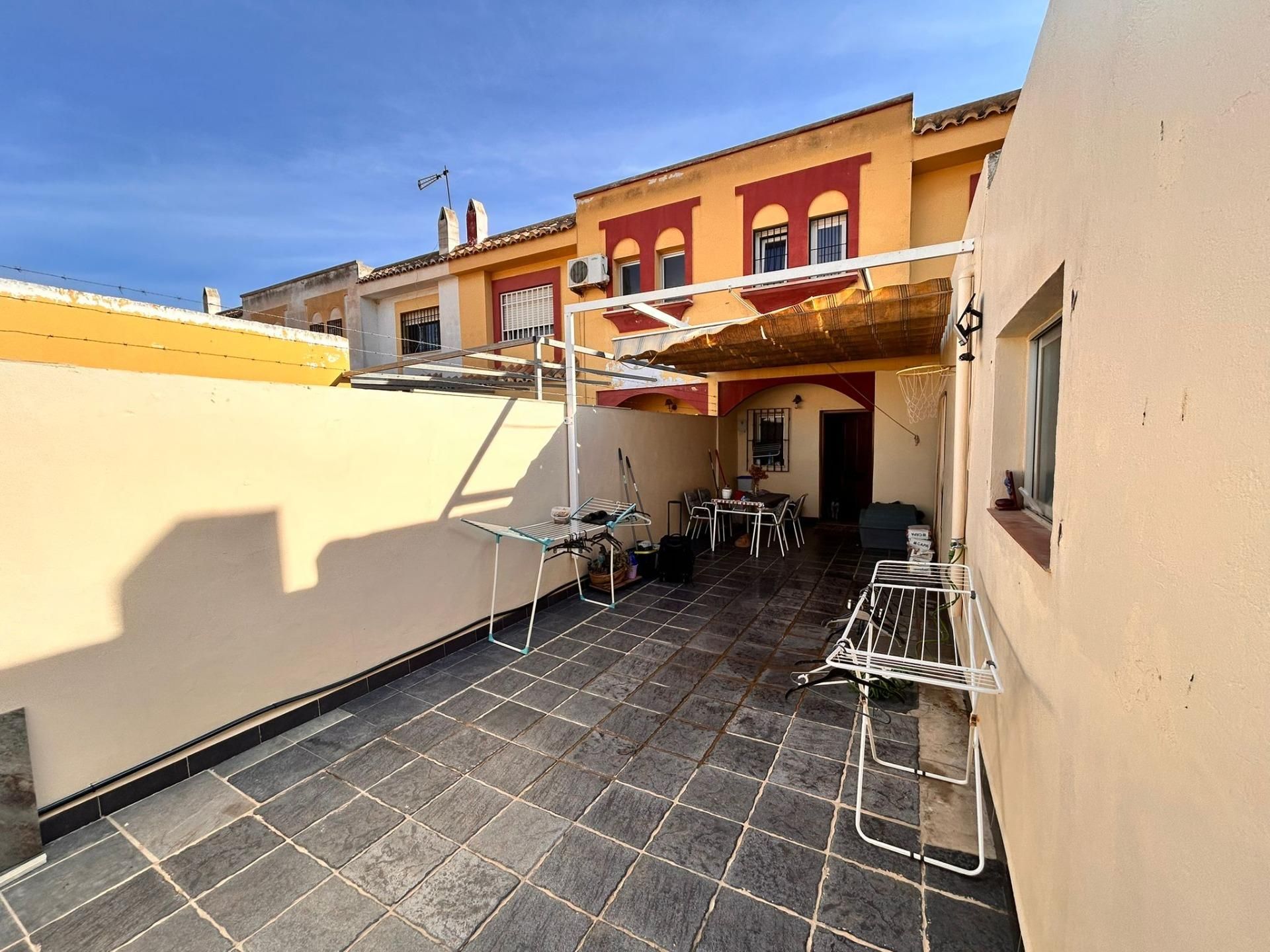 Vista exterior de Casa adosada en venta en Roquetas de Mar con Aire acondicionado y Alarma