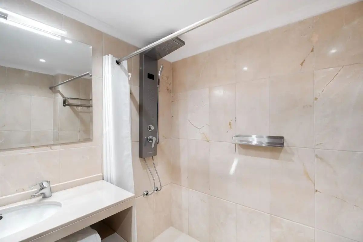 Bany de Apartament en venda en Marbella amb Aire condicionat, Calefacció i Jardí privat