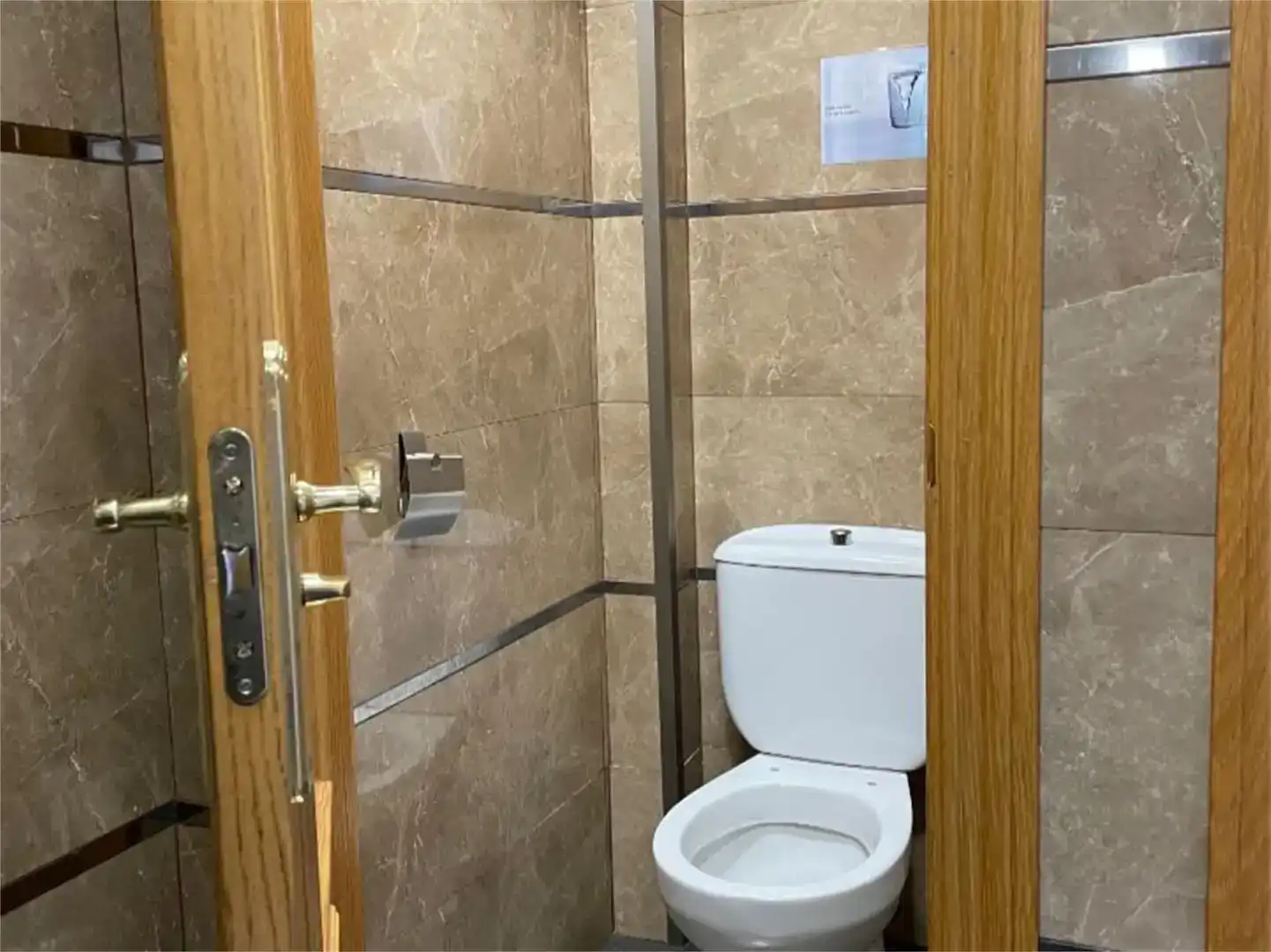 Badezimmer von Fabrikhallen zur Miete in Villafontana - Estoril I