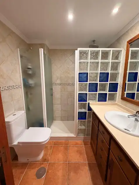 Bany de Pis en venda en Marbella amb Jardí privat, Terrassa i Piscina