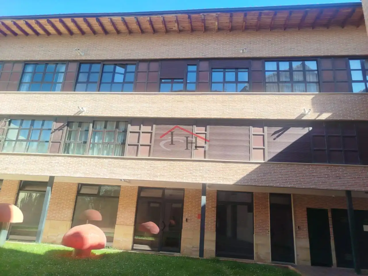 Vista exterior de Dúplex en venta en León Capital  con Calefacción, Parquet y Trastero