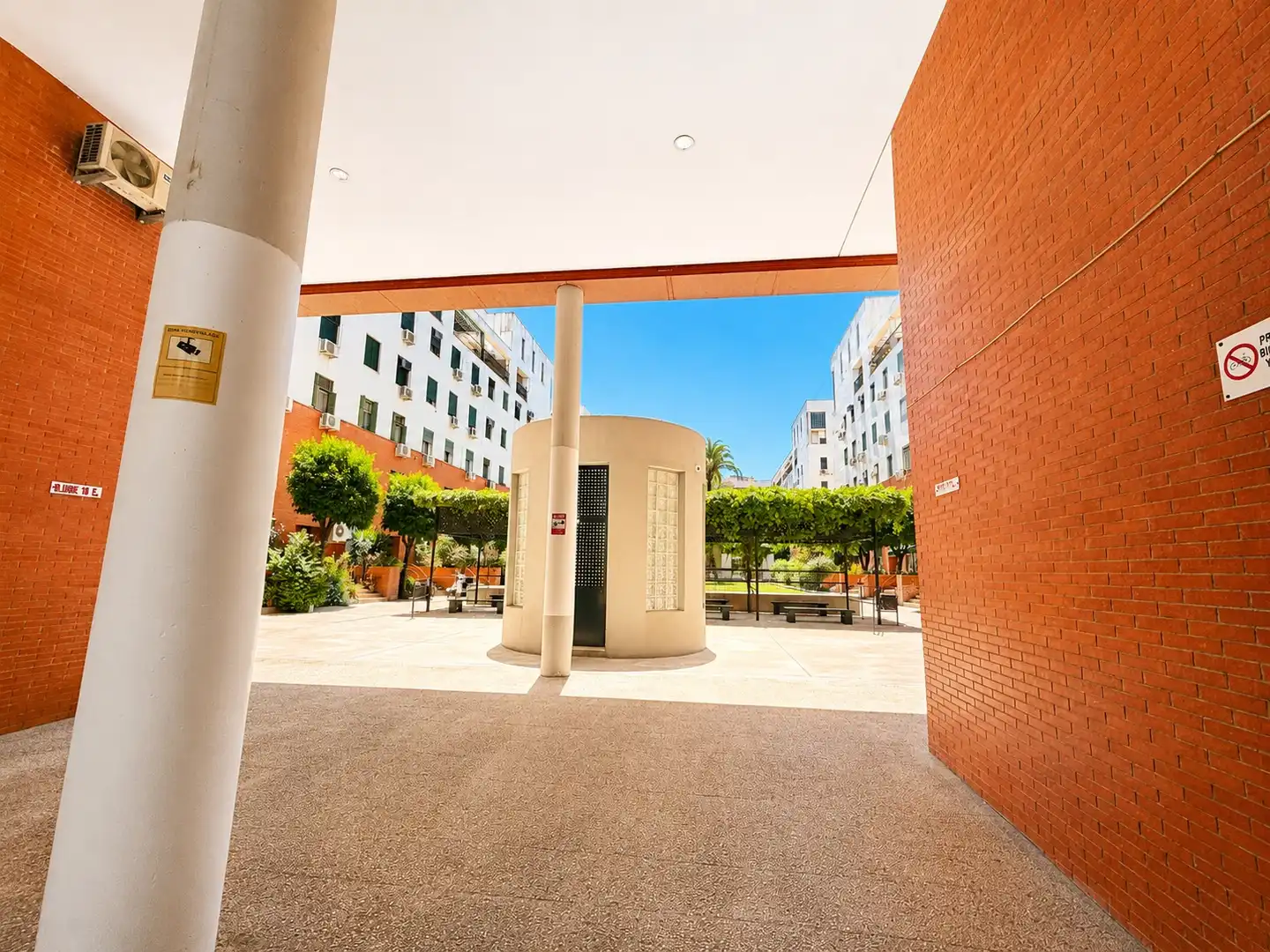 Exterior view of Duplexes for sale in Sevilla  with Air Conditioner and Terrace