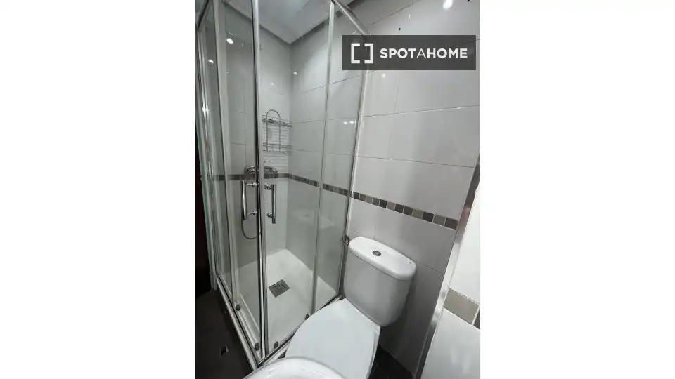 Baño de Piso de alquiler en Alcalá de Henares con Aire acondicionado, Calefacción y Amueblado