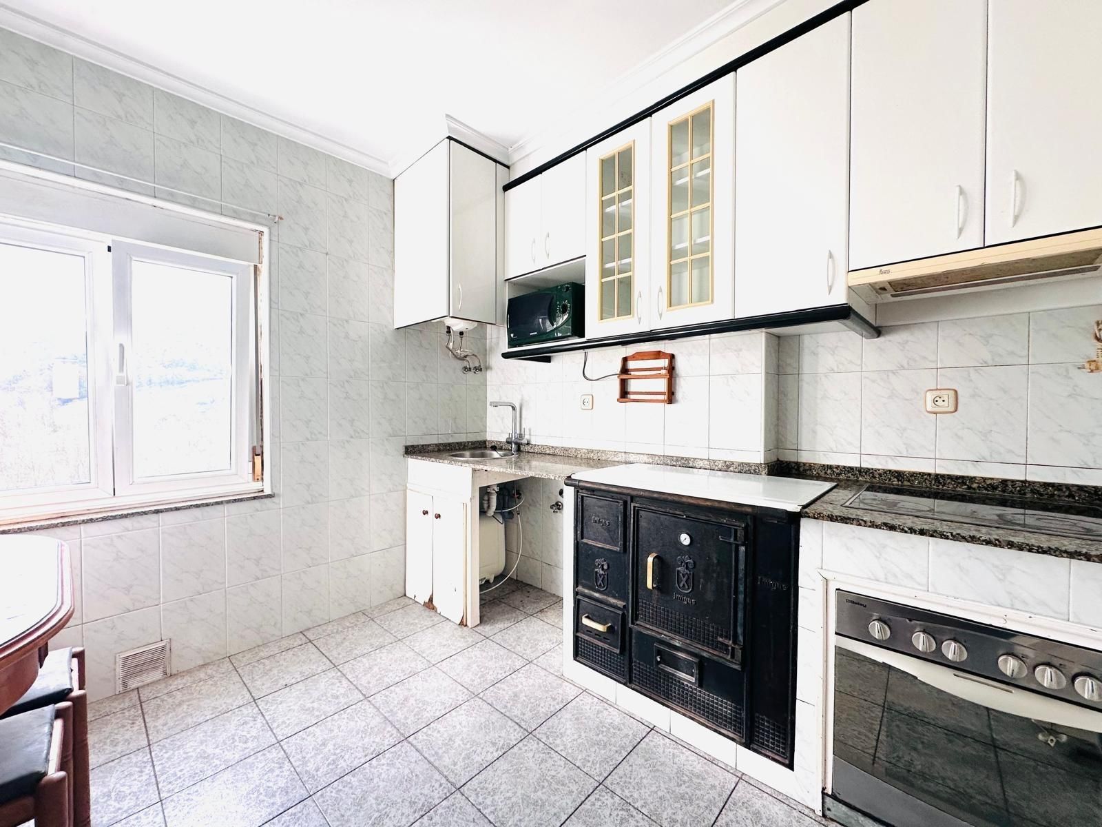 Kitchen of Flat for sale in Oviedo   with Heating and Private garden