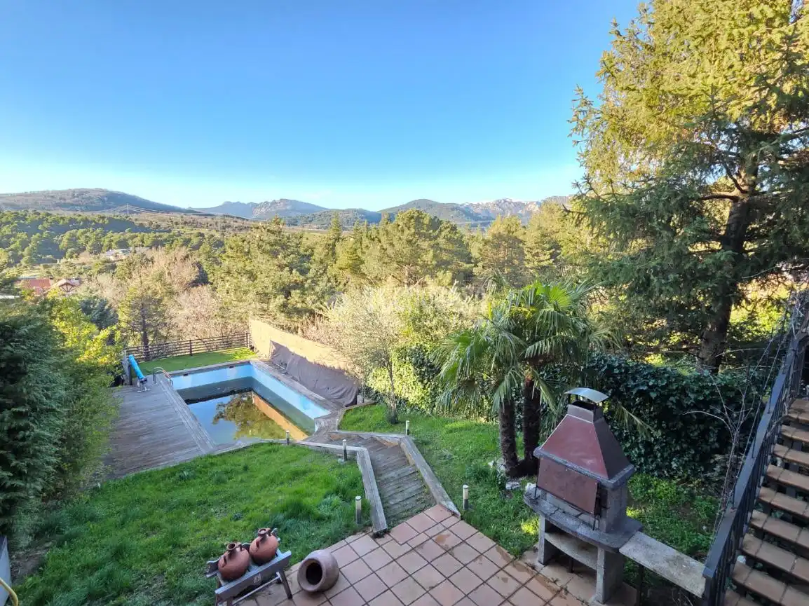 Garden of Detached homes for sale in Collado Mediano