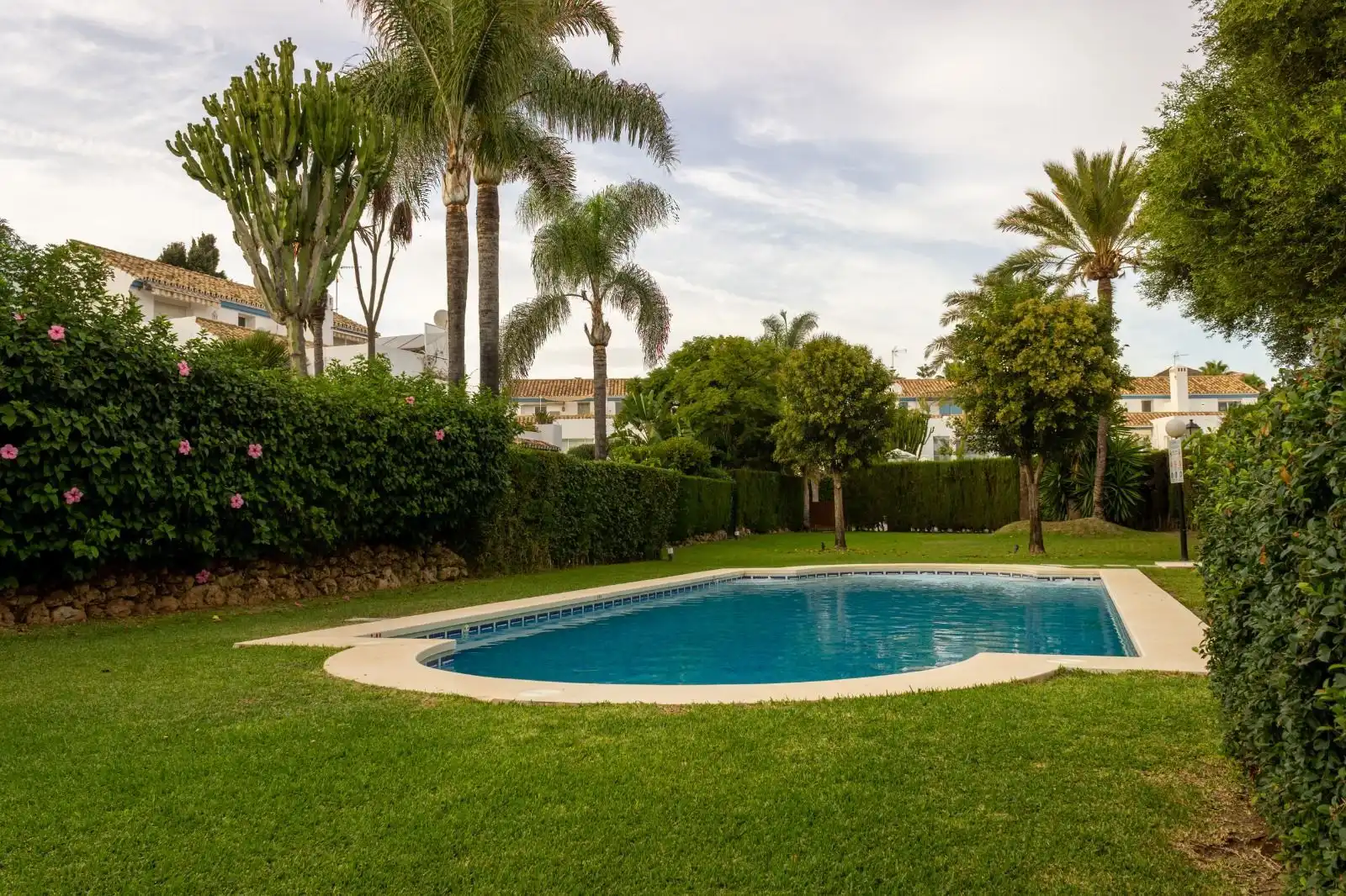 Piscina de Casa adosada en venda en Marbella amb Aire condicionat, Jardí privat i Moblat