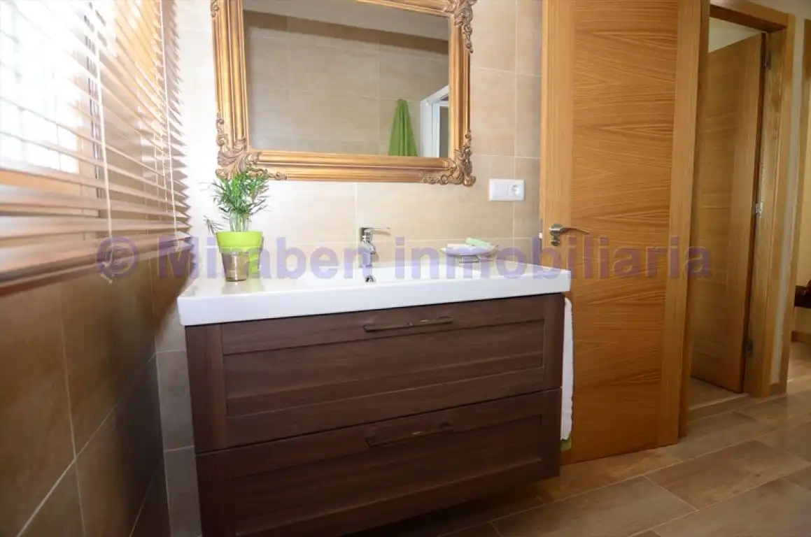 Baño de Piso de alquiler en Boiro con Calefacción, Terraza y Amueblado