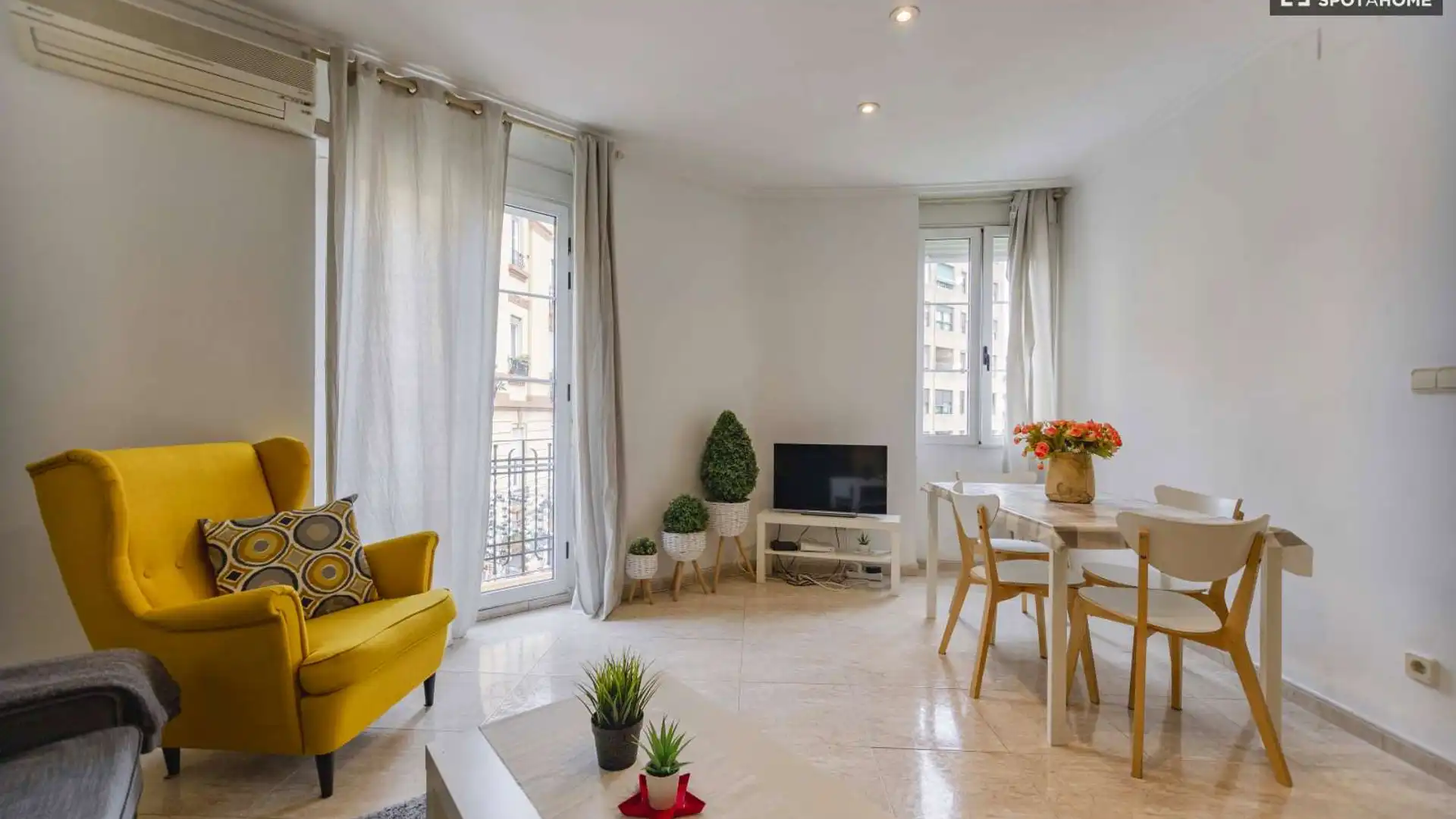 Vista exterior de Apartamento para compartir en  Valencia Capital con Aire acondicionado, Calefacción y Terraza