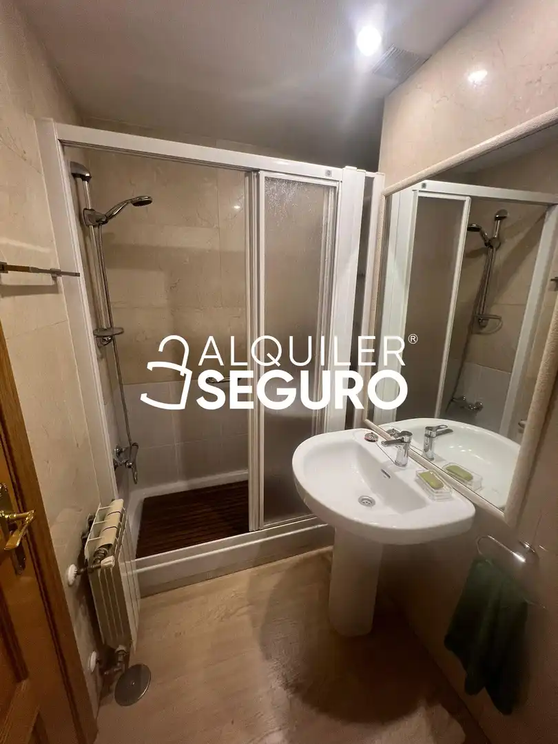 Baño de Piso de alquiler en Madrid con Aire acondicionado, Calefacción y Trastero