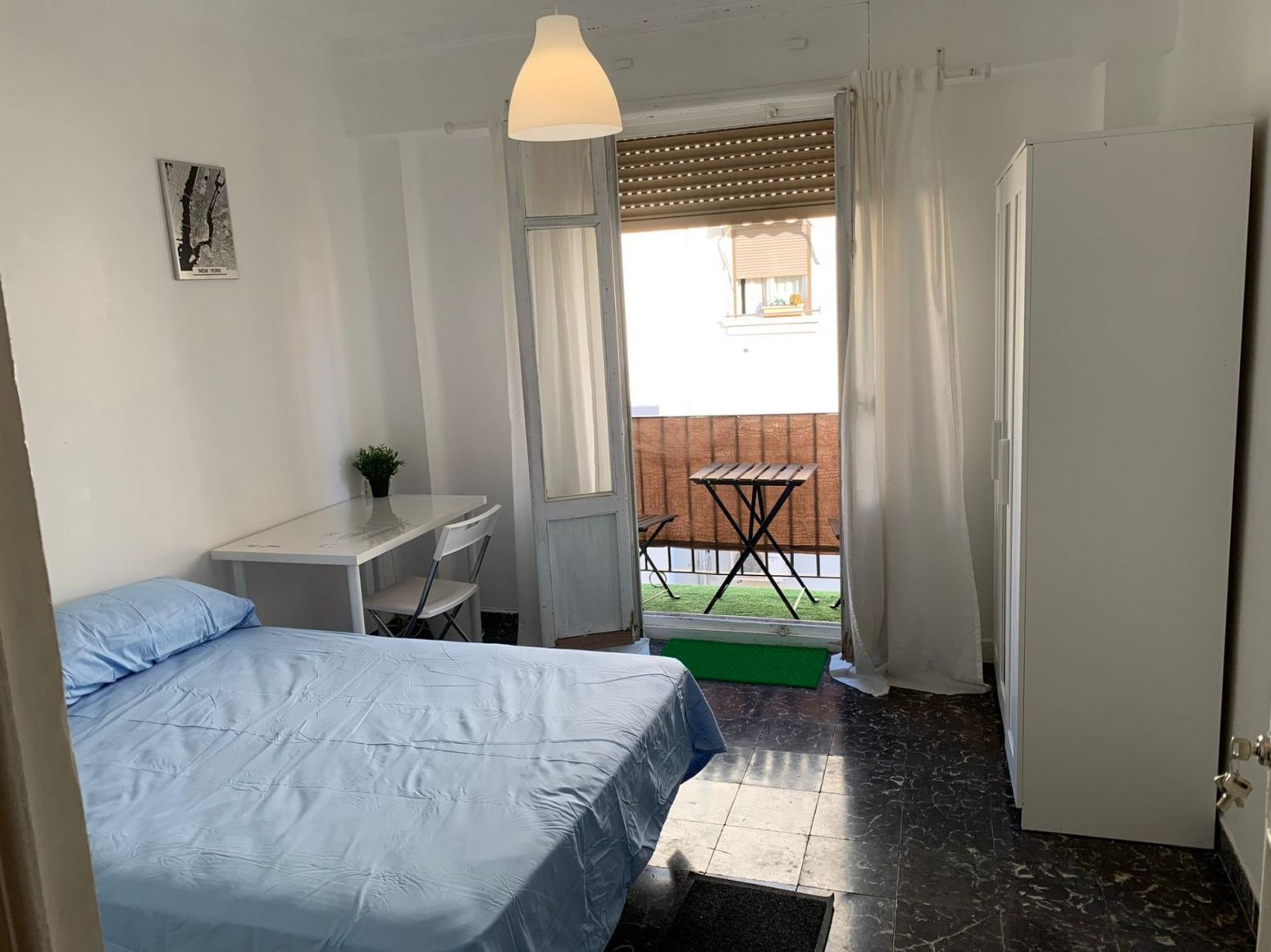 Habitación de Piso de alquiler en  Valencia Capital con Amueblado y Balcón