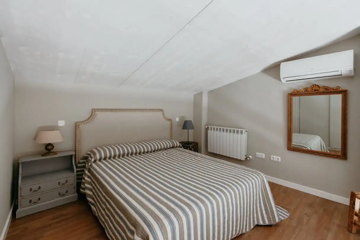 Schlafzimmer von Dachboden zur Miete in Huesca mit Klimaanlage, Heizung und Terrasse