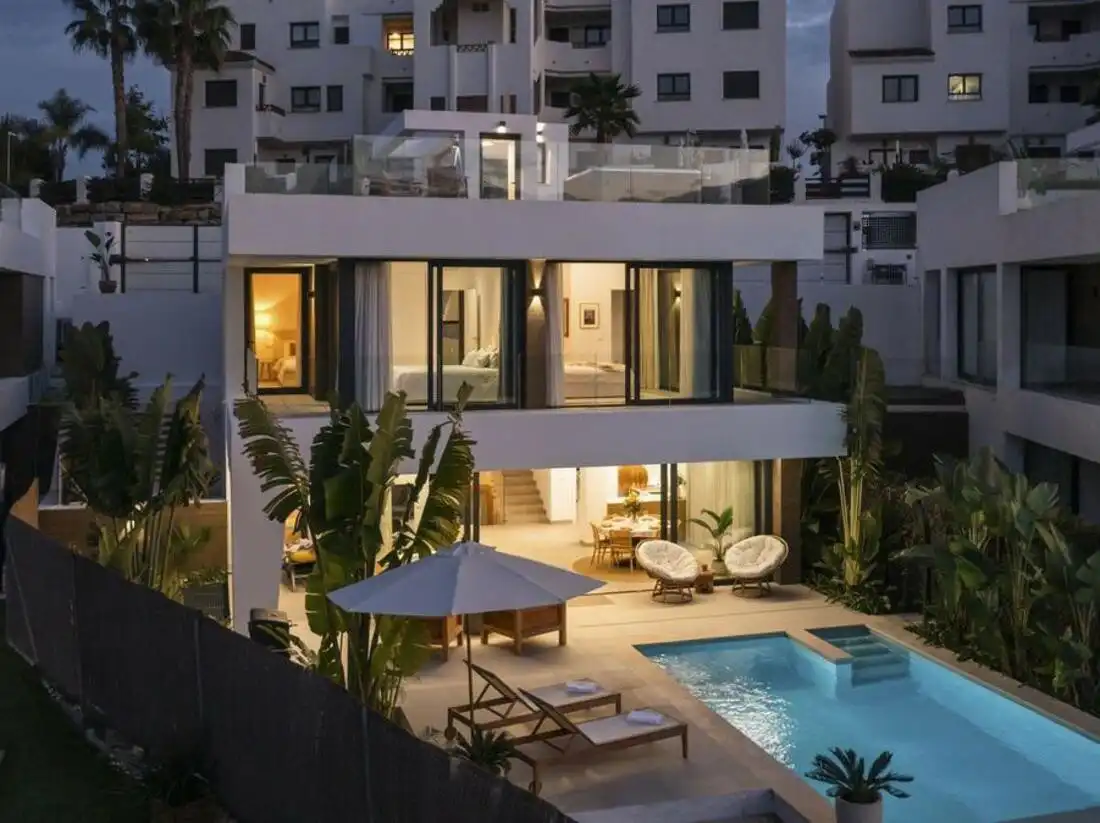 Vista exterior de Casa o xalet de lloguer en Estepona amb Aire condicionat, Jardí privat i Terrassa