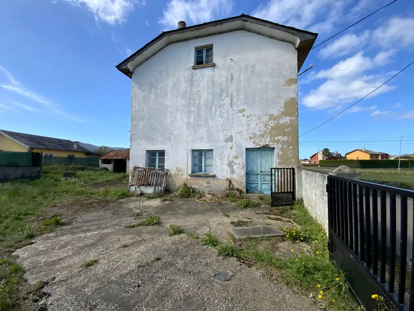 Vista exterior de Casa o xalet en venda en Valdés - Luarca amb Terrassa i Piscina