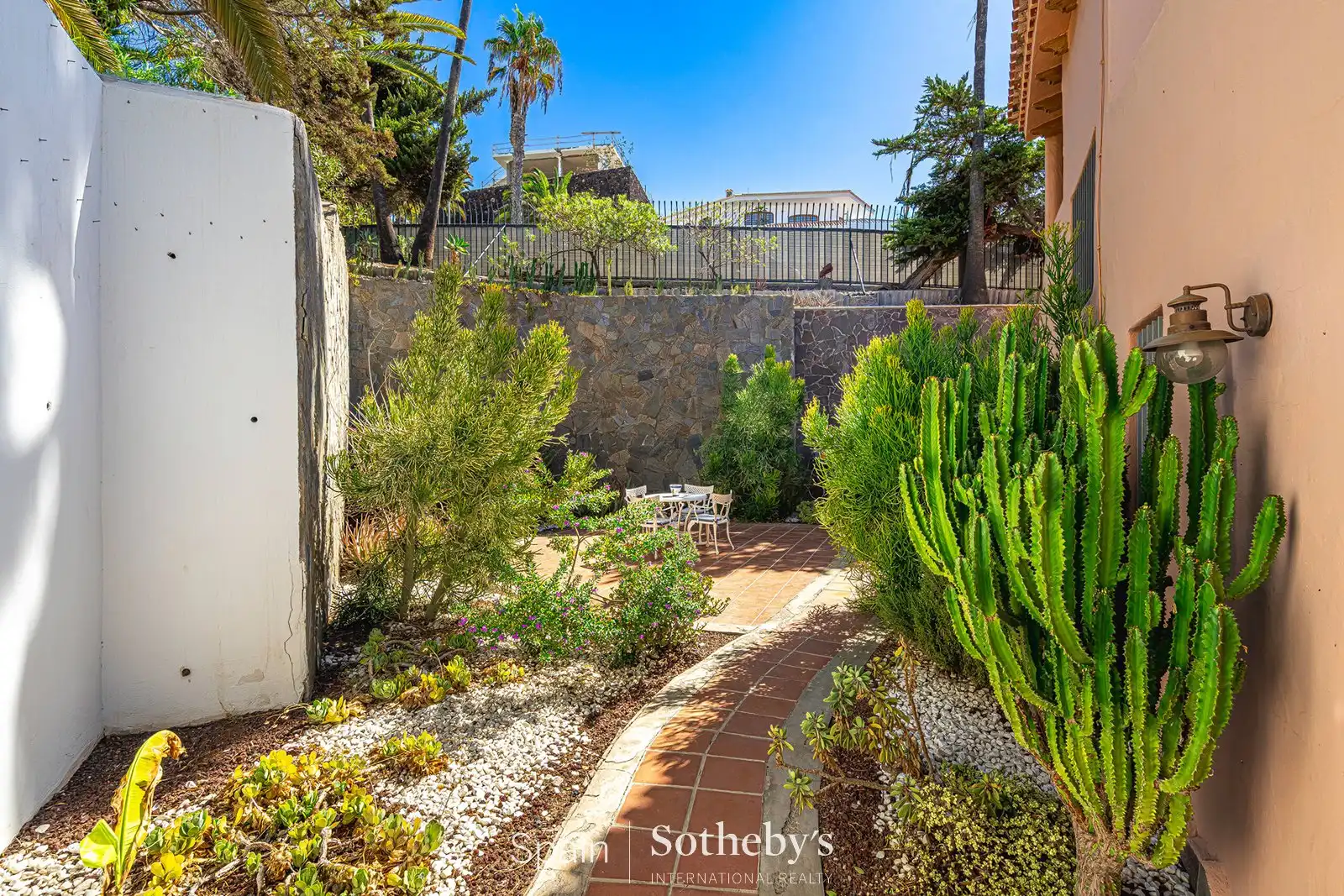 Vista exterior de Casa o xalet en venda en Adeje amb Aire condicionat, Jardí privat i Terrassa