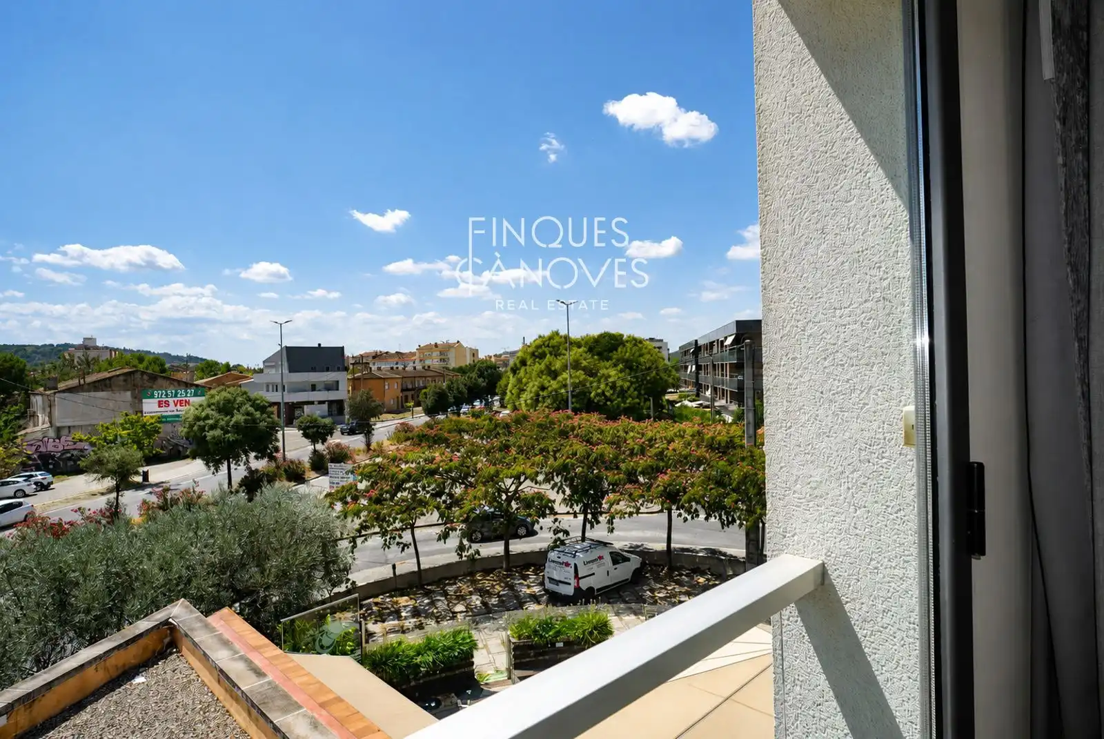 Vista exterior de Edifici en venda en Girona