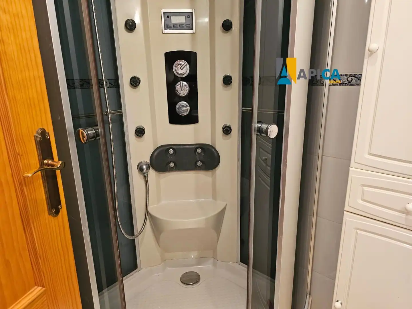 Baño de Piso en venta en Manilva con Terraza y Alarma