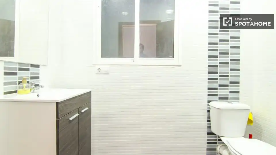 Baño de Piso para compartir en Valencia con Aire acondicionado, Calefacción y Amueblado