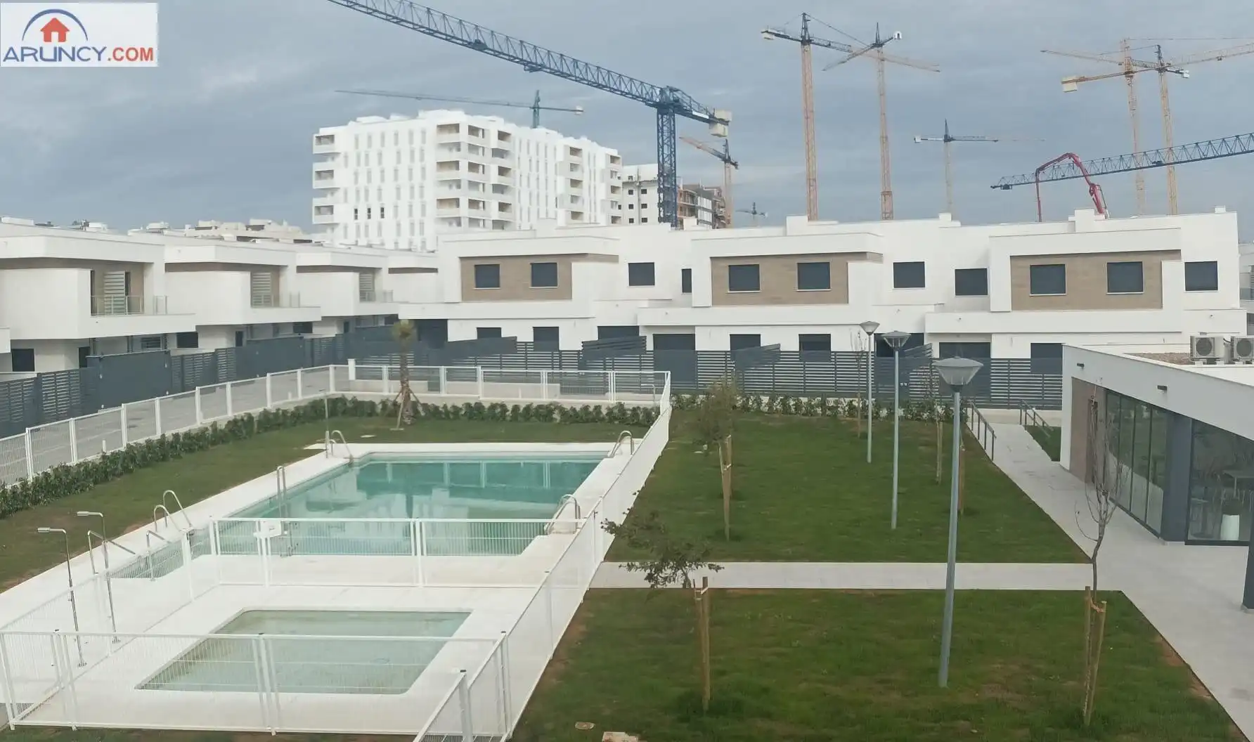 Adosado con piscina en venta en Entrenúcleos, imagen 2