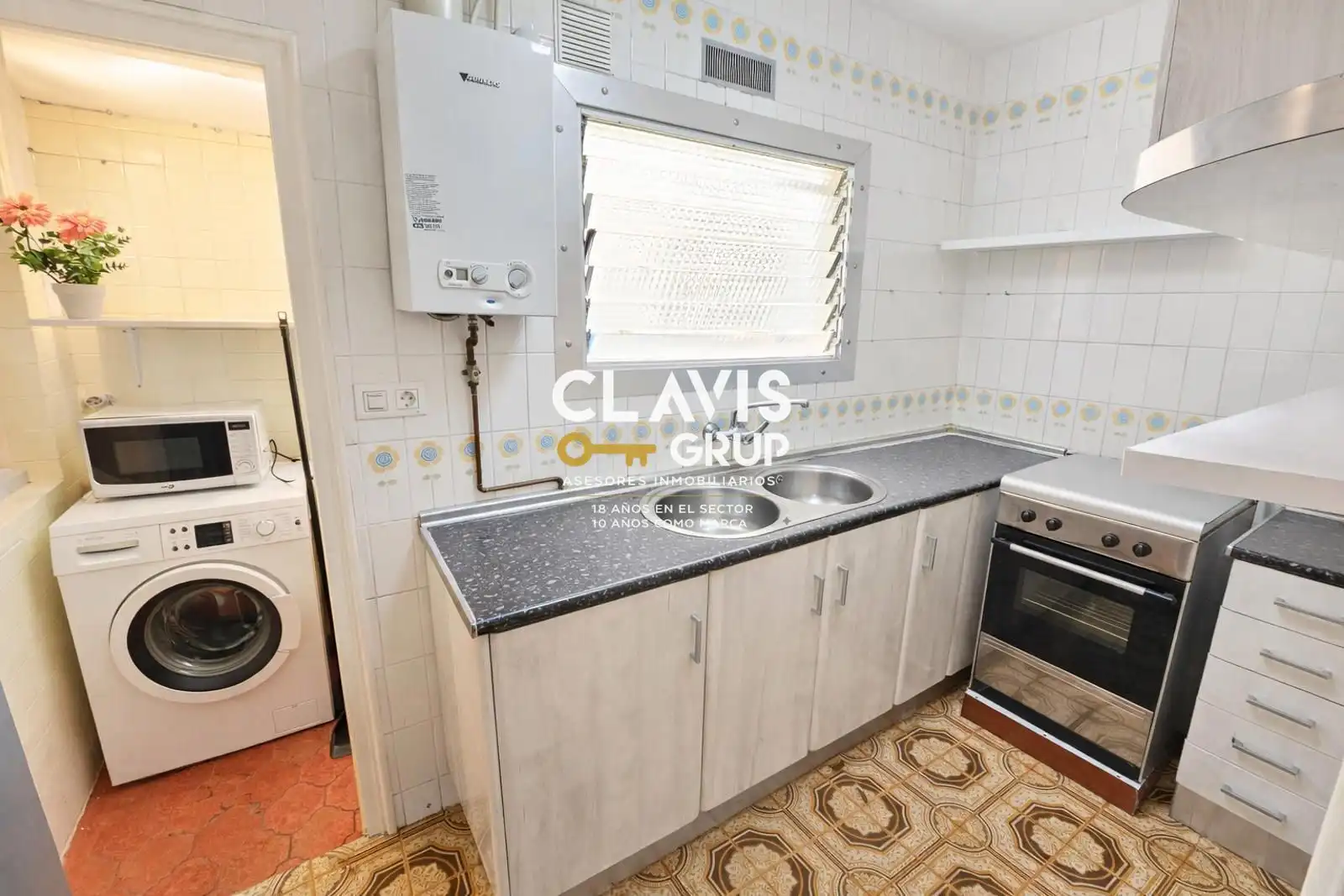Cuina de Pis en venda en Barcelona amb Moblat, Forn i Rentadora