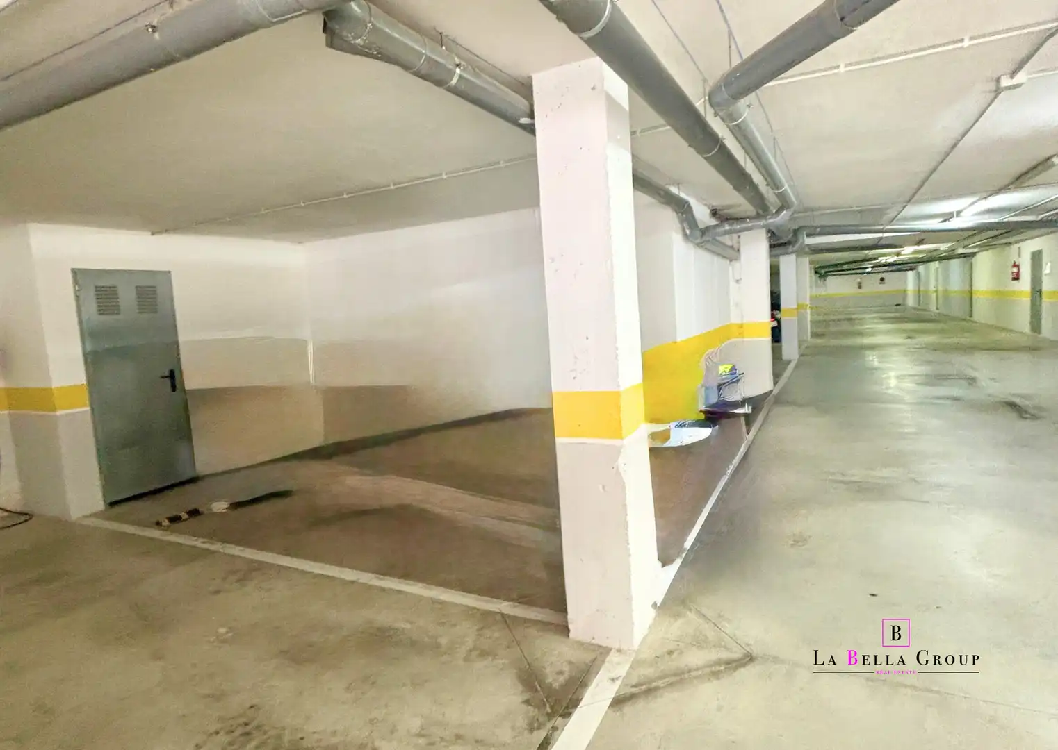Parkplatz von Einfamilien-Reihenhaus zum Verkauf in Santa Eulària des Riu mit Klimaanlage, Heizung und Parkett