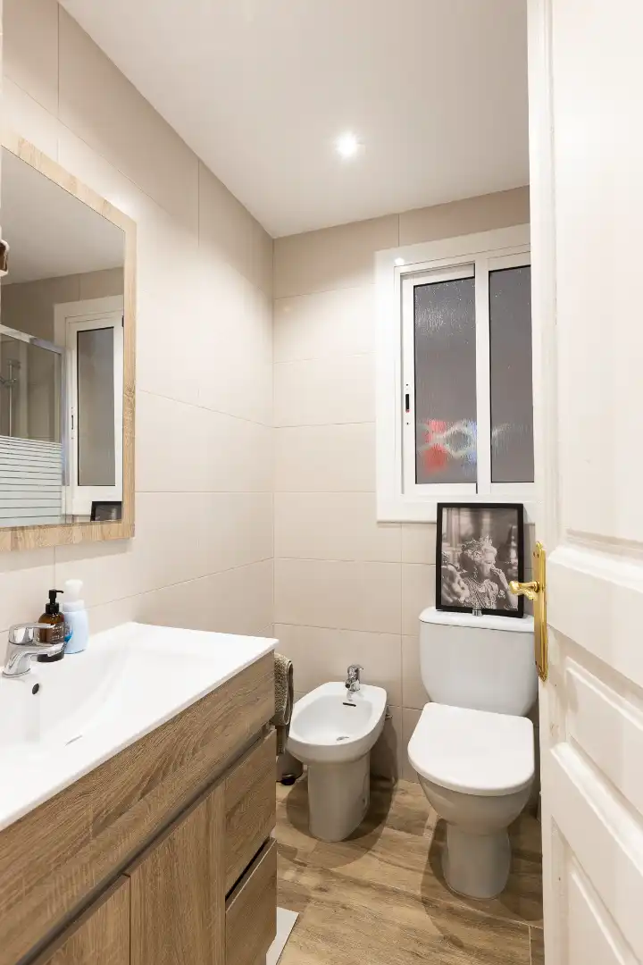 Badezimmer von Wohnung zum Verkauf in Barcelona mit Balkon