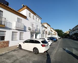 Vista exterior de Casa adosada en venda en Tomares amb Aire condicionat, Terrassa i Balcó