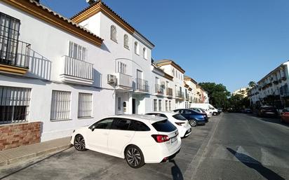 Vista exterior de Casa adosada en venda en Tomares amb Aire condicionat, Terrassa i Balcó