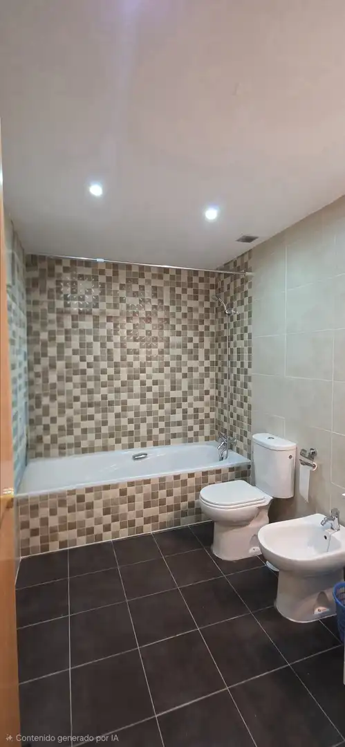 Badezimmer von Haus oder Chalet zum Verkauf in Ugena mit Klimaanlage, Heizung und Privatgarten