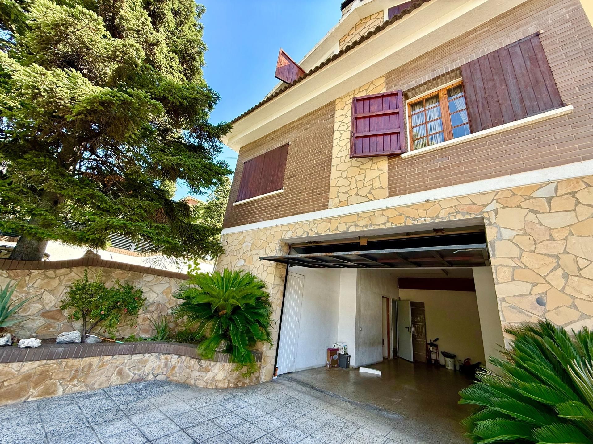 Vista exterior de Casa o chalet en venta en Tiana con Aire acondicionado, Terraza y Piscina