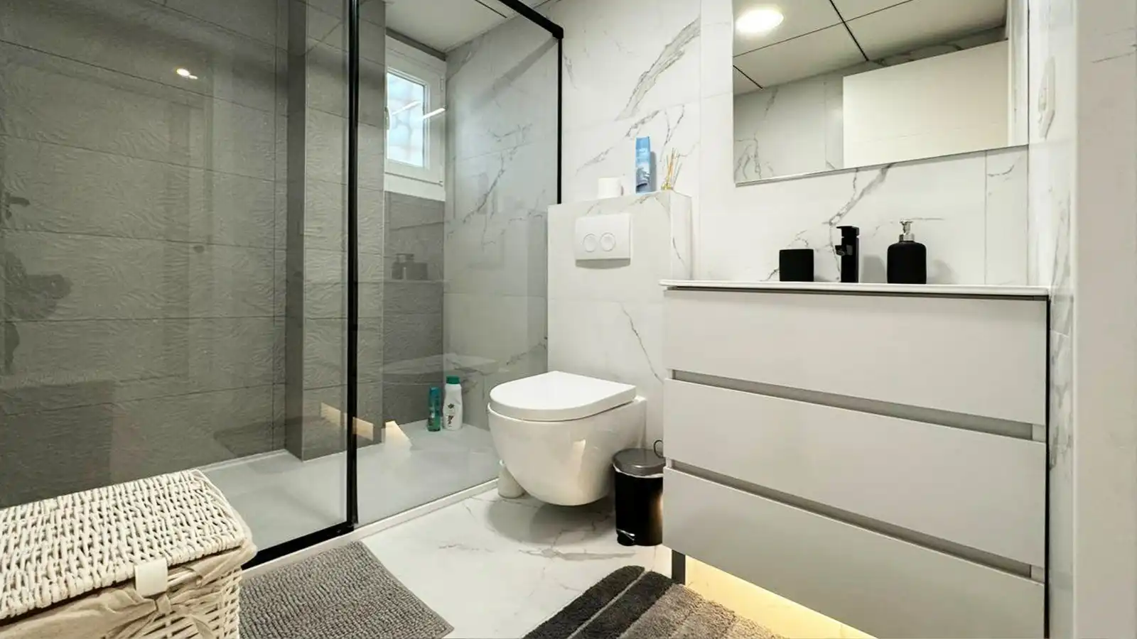 Baño de Apartamento en venta en Elche / Elx con Aire acondicionado, Terraza y Amueblado