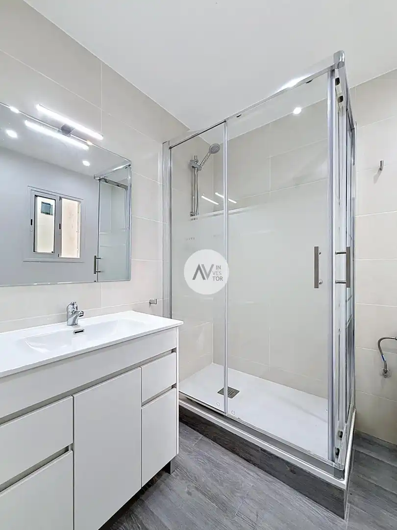 Baño de Apartamento en venta en Barcelona con Terraza y Balcón