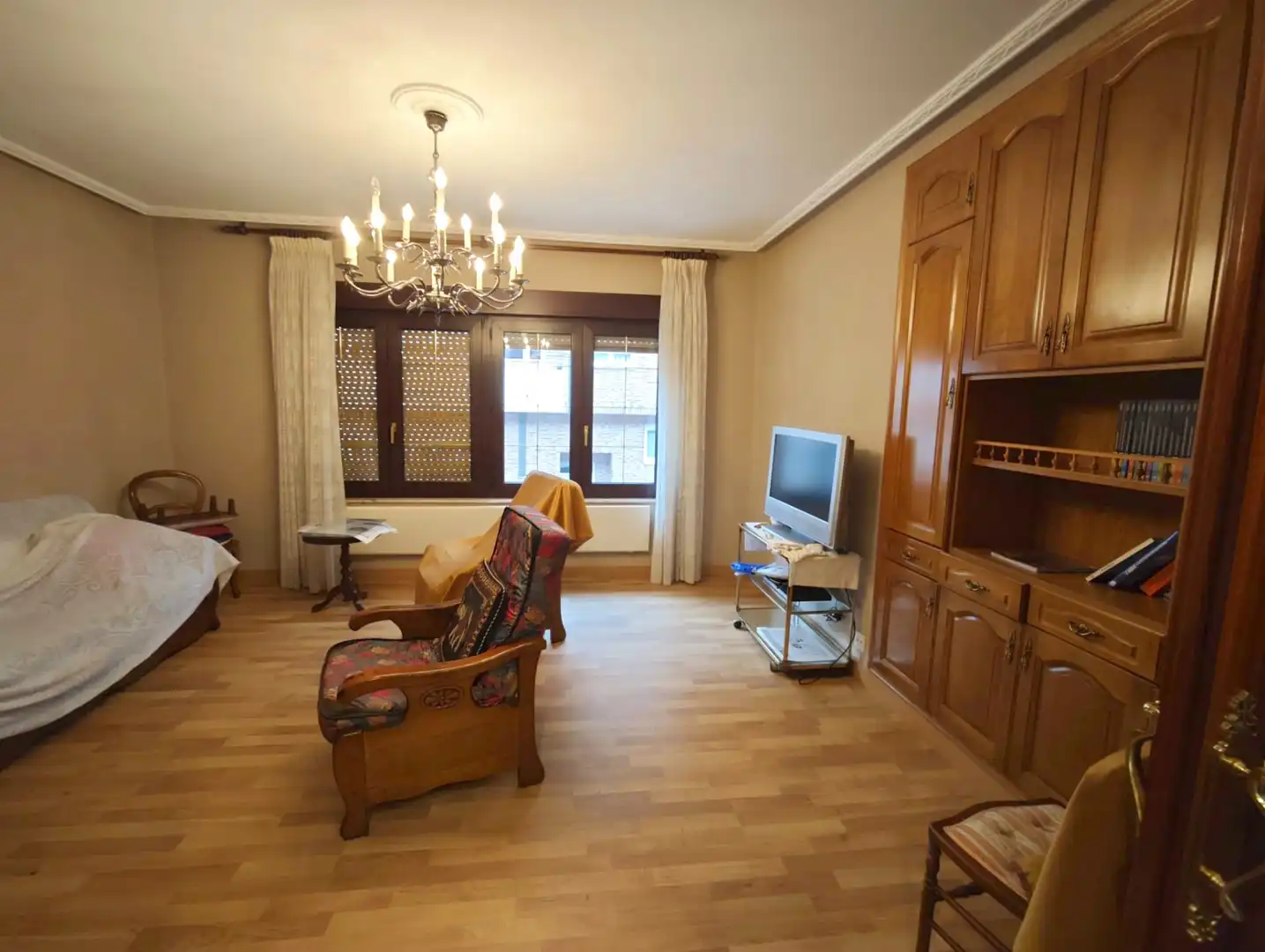 Sala d'estar de Casa adosada en venda en Aller amb Calefacció, Parquet i Terrassa