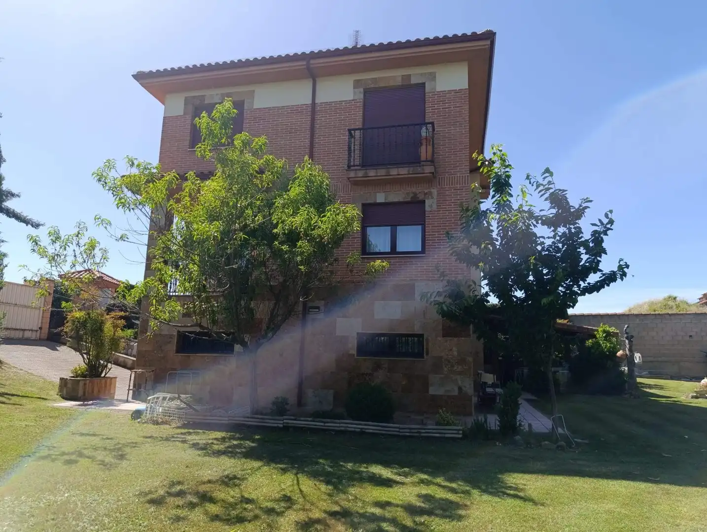 Vista exterior de Casa o chalet en venta en San Andrés del Rabanedo con Calefacción, Jardín privado y Terraza