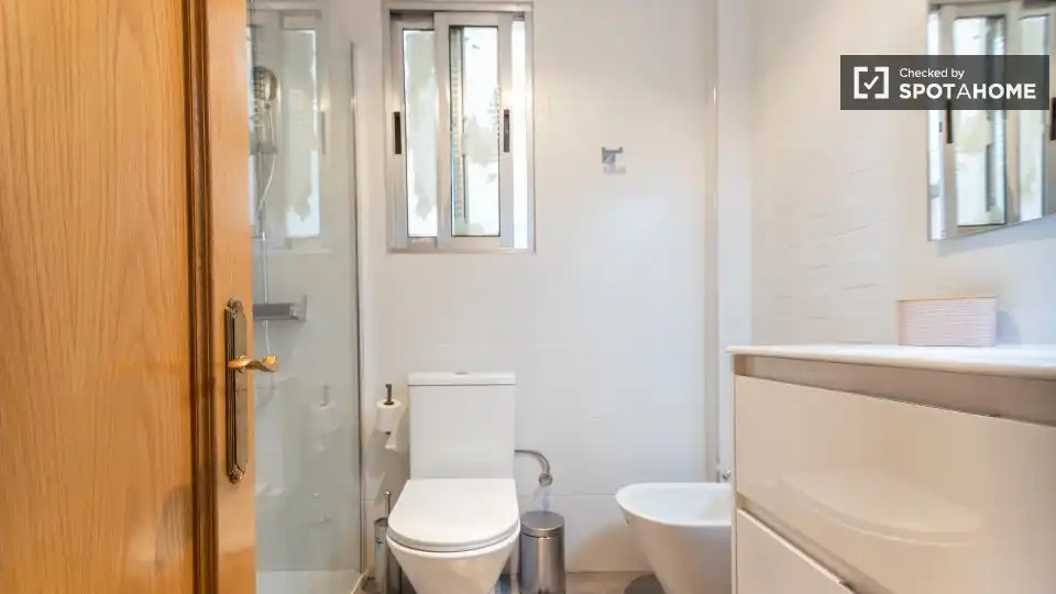Bathroom of Flat for rent in Valencia  with Air Conditioner, Heating and Furnished