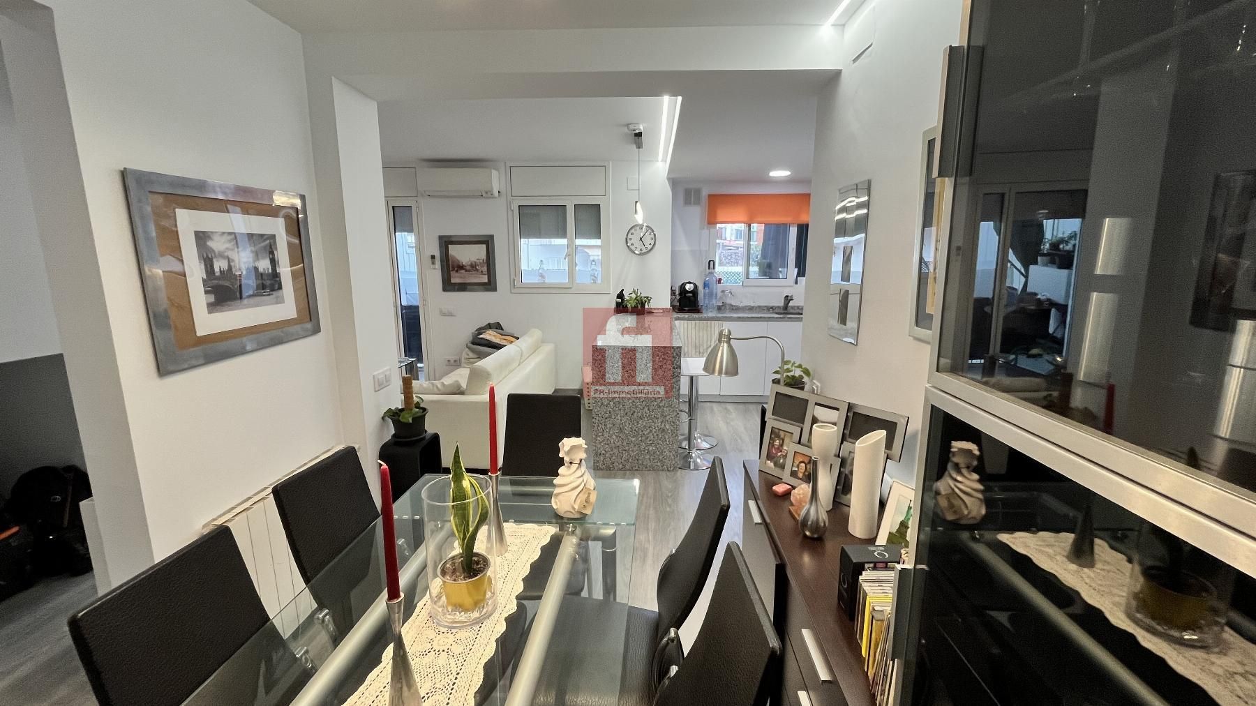 Living room of Flat for sale in Sitges  with Air Conditioner, Heating and Parquet flooring